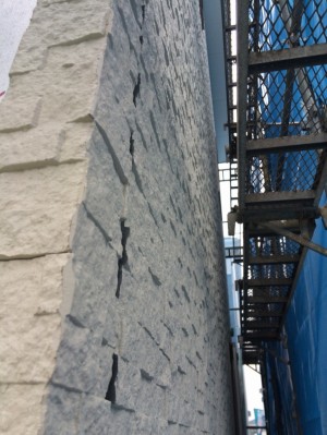 埼玉県川口市H様邸新築工事た? いま施工中。外壁工事18ミリ外壁材を使用した雰囲気ある外観です。
