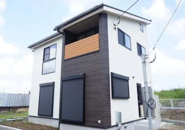 鉄骨階段と小屋裏収納があるゼロエネルギー化の高性能・無垢の家(SOLEIL)