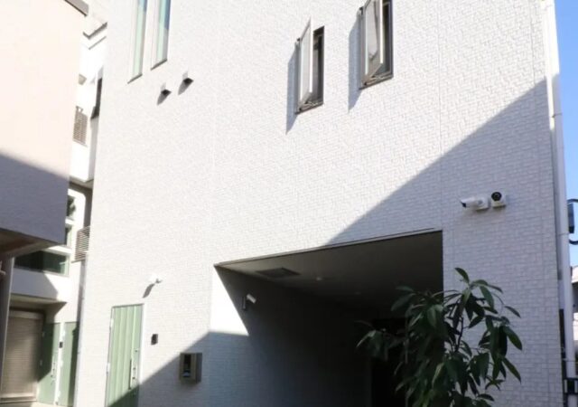 賃貸併用の3階建てシンプルモダンなインナーガレージのある家(MIRAI)