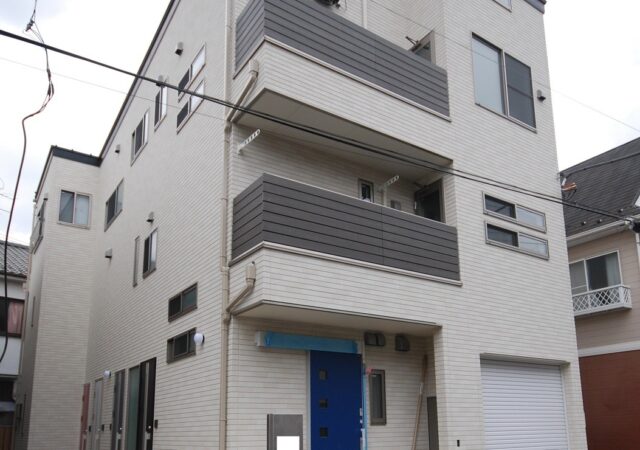 吹き抜けと無垢床のあるガレージ付き3階建賃貸併用住宅(MIRAI)