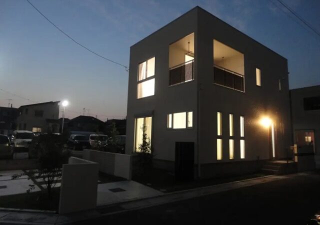 白いキューブ型でインナーバルコニーのあるシンプルモダン住宅(EXY)