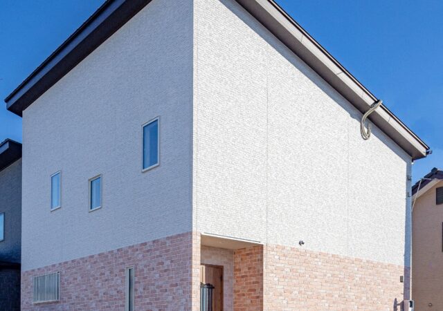 太陽光パネル14.0kW 2色の外壁がおしゃれでモダンな省エネ住宅