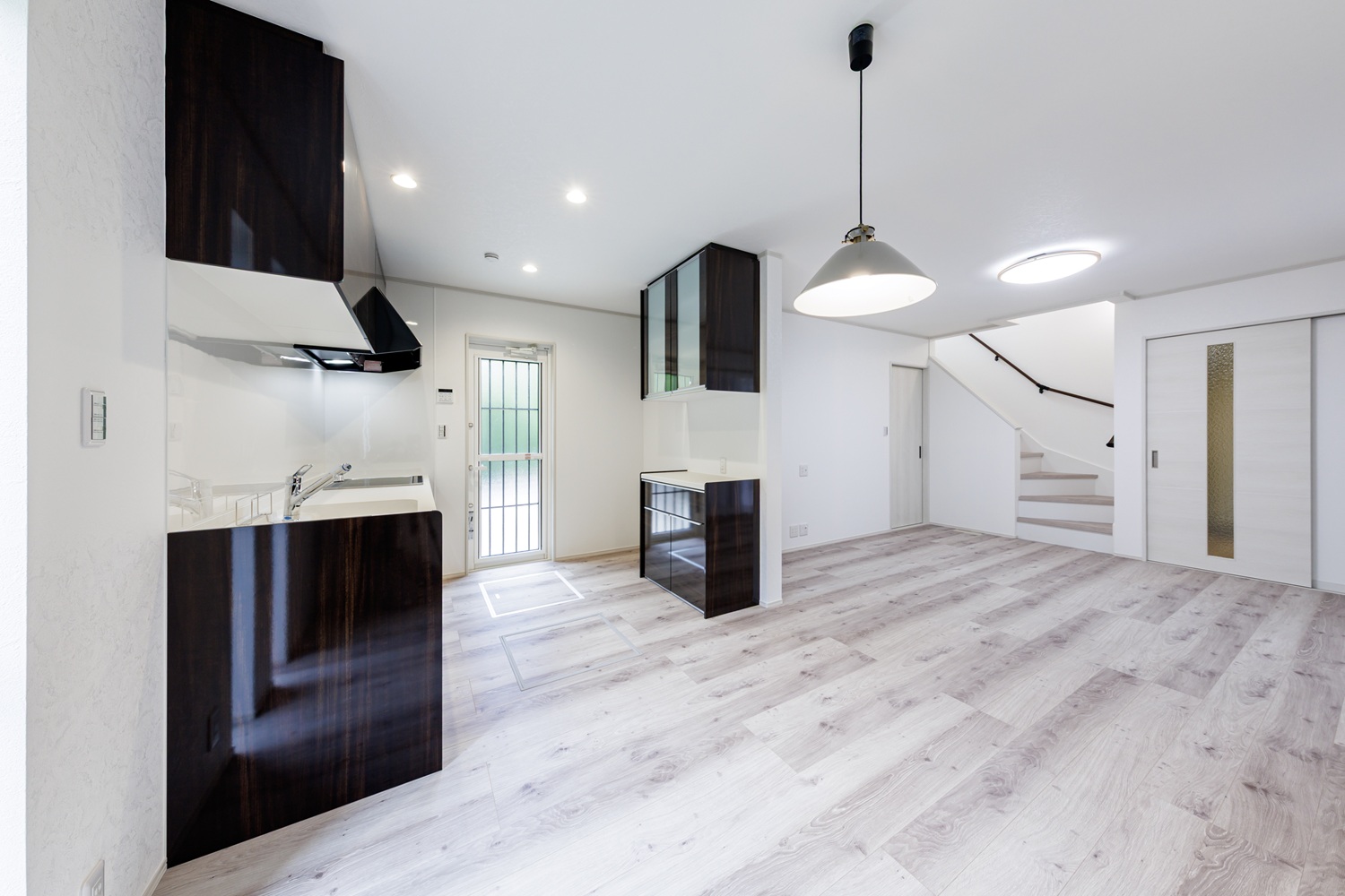 明るいLDKと個性が光るアクセント。家族が繋がるシンプルモダン住宅