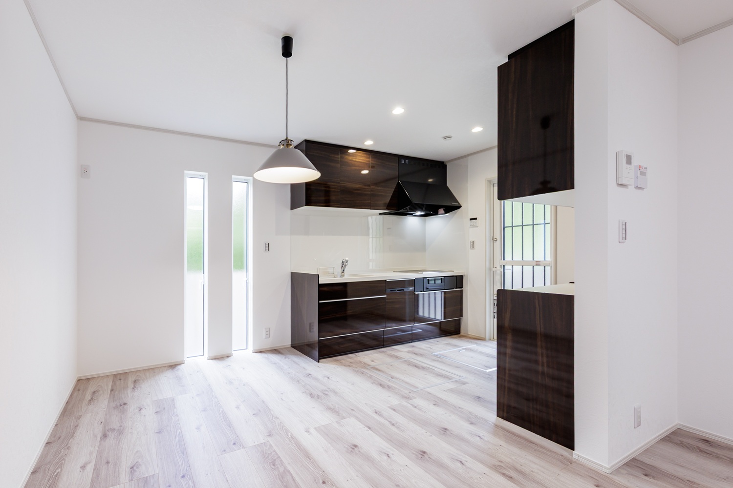 明るいLDKと個性が光るアクセント。家族が繋がるシンプルモダン住宅