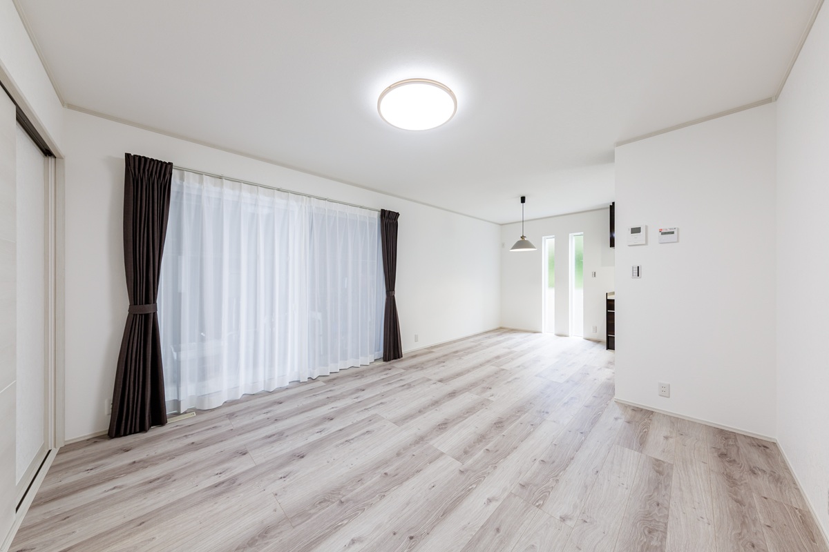 明るいLDKと個性が光るアクセント。家族が繋がるシンプルモダン住宅