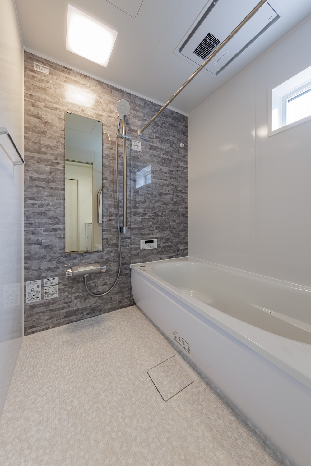 明るいLDKと個性が光るアクセント。家族が繋がるシンプルモダン住宅