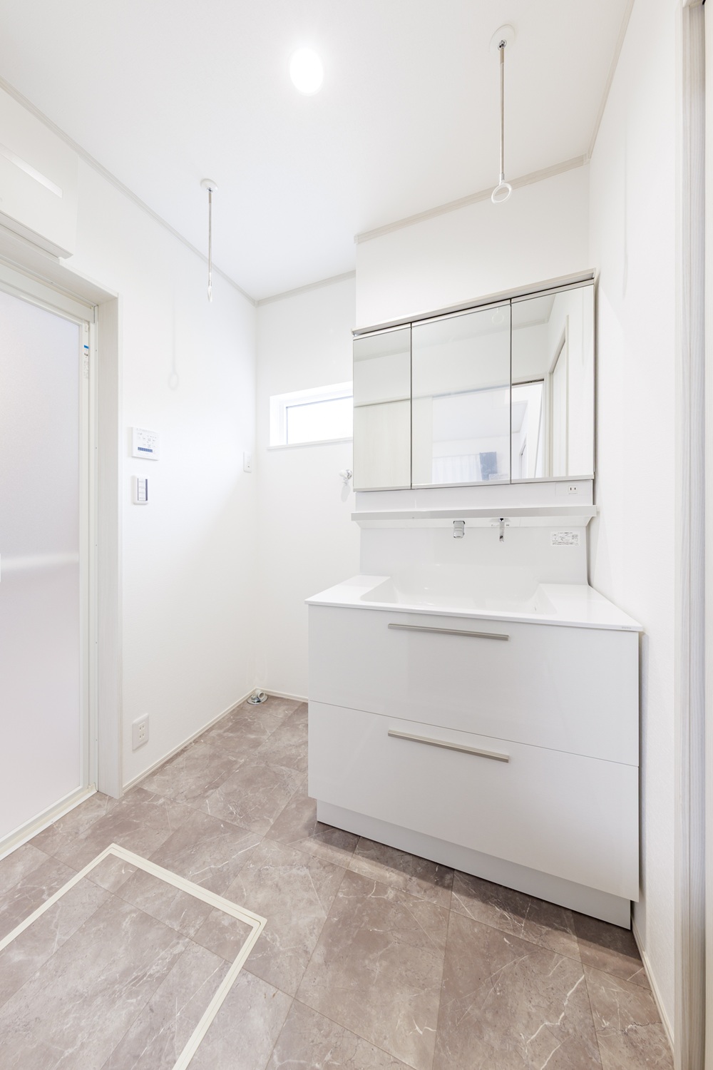 明るいLDKと個性が光るアクセント。家族が繋がるシンプルモダン住宅