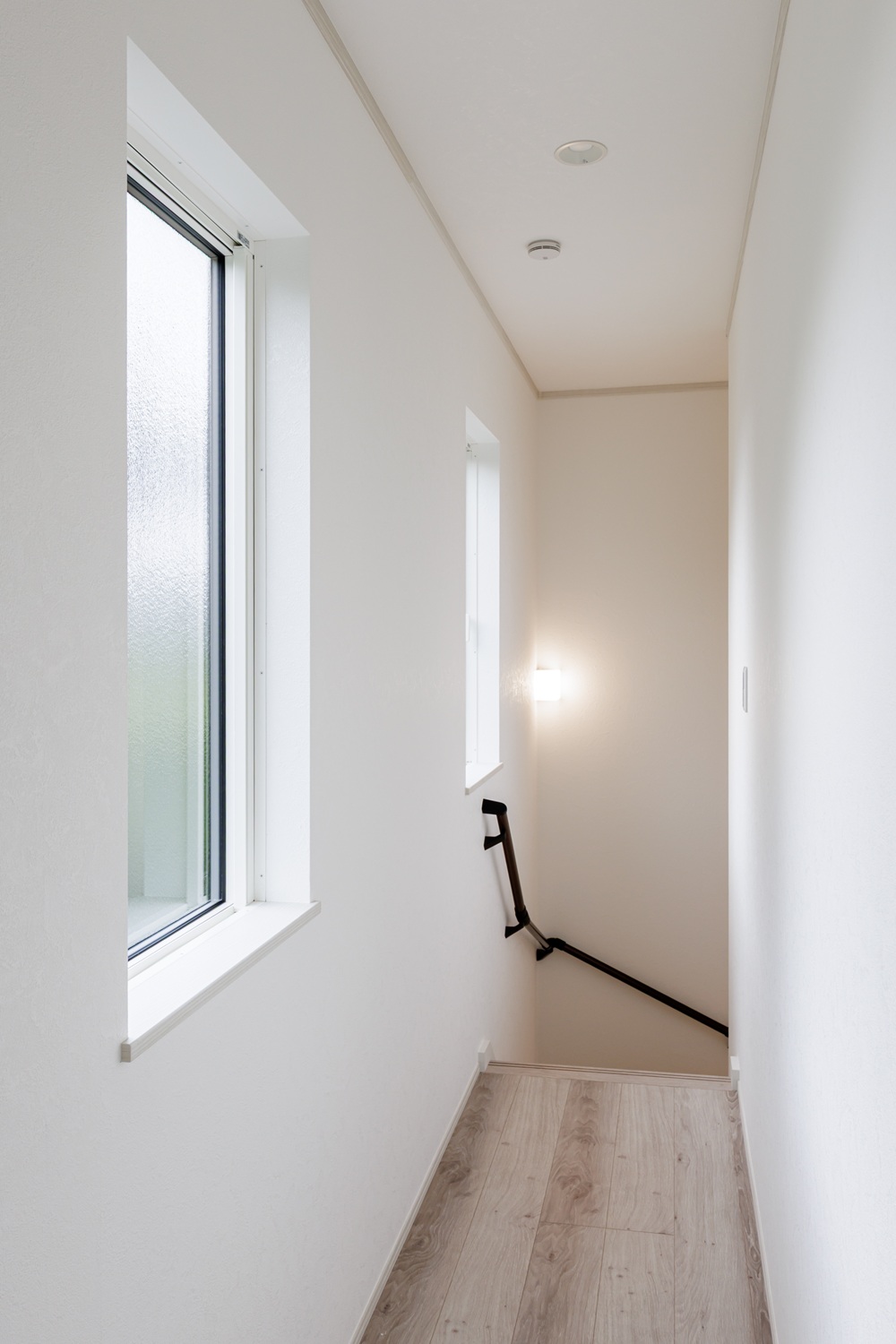 明るいLDKと個性が光るアクセント。家族が繋がるシンプルモダン住宅