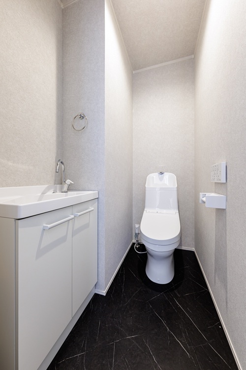 明るいLDKと個性が光るアクセント。家族が繋がるシンプルモダン住宅