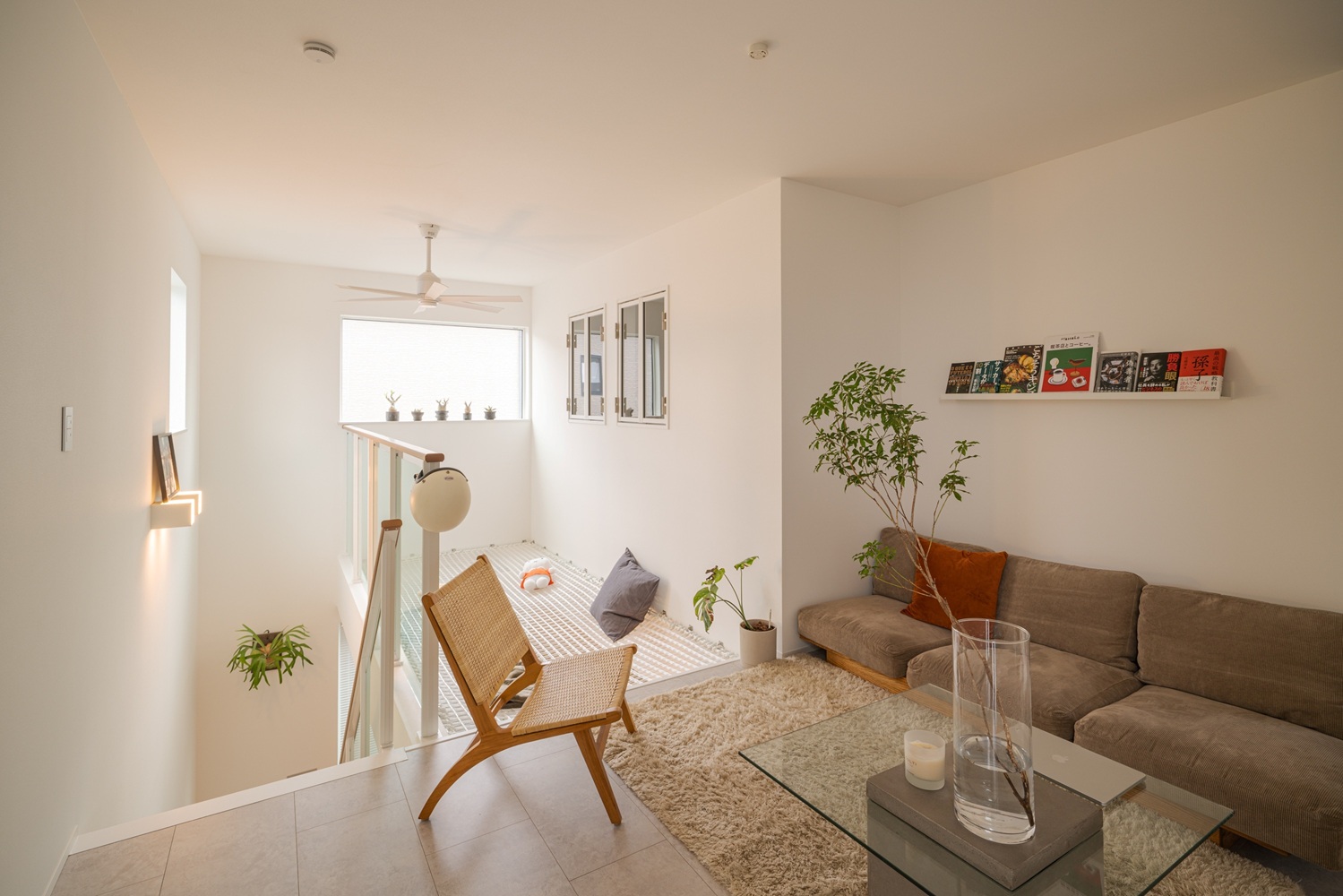 高所の窓から取り込んだ光がネットを透過し、1階のLDKまで明るく照らします