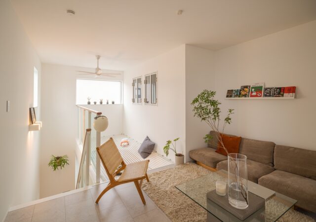 吹き抜けとアスレチックネットが空間を繋ぐ高性能モダンハウス