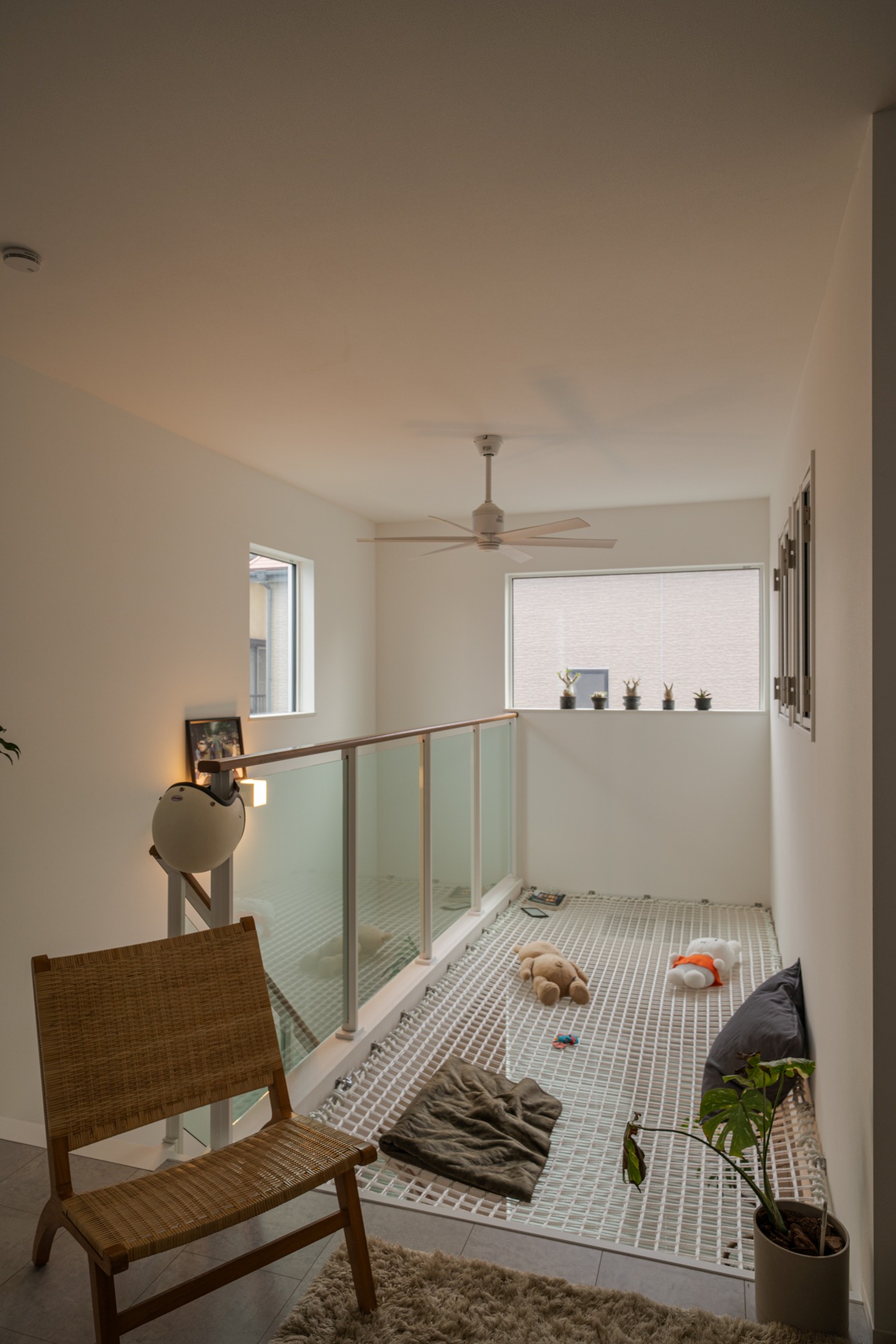 吹き抜けの一部をネット張りにすることで、子供の遊び場や大人のリラックススペースとして活用できます 。