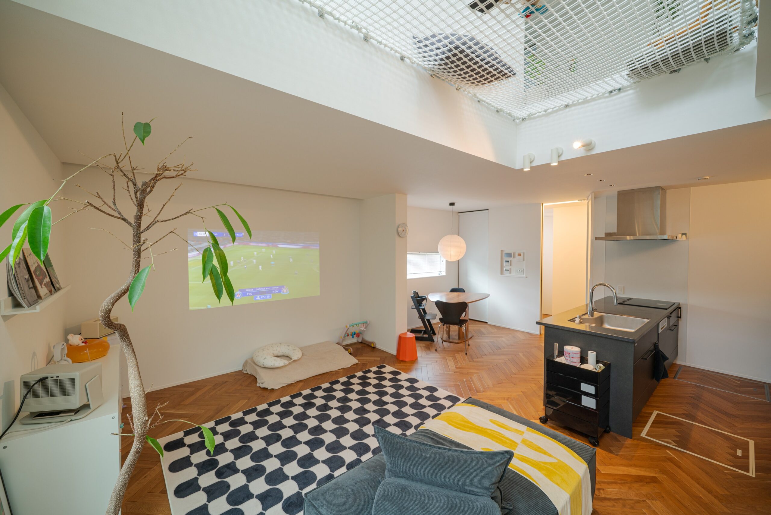 吹き抜けのアスレチックネットを通して、1階と2階が視覚的・聴覚的に繋がり、家族の気配を常に感じられます 。