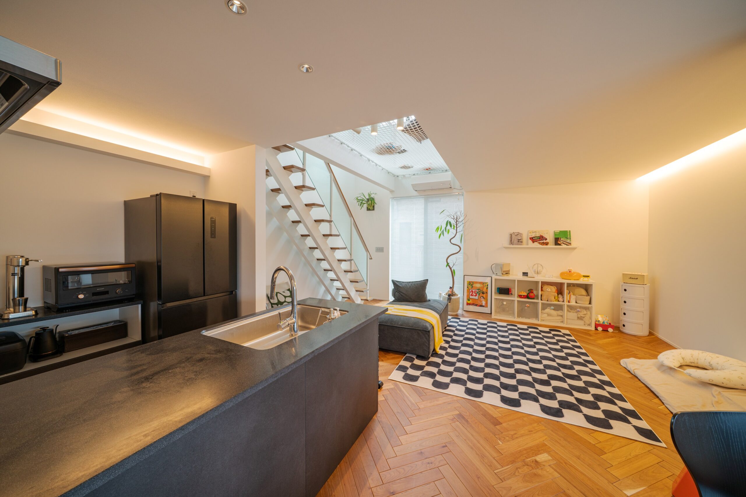 職人の技が光るヘリンボーン柄のフロアが、空間に奥行きと上質な雰囲気を与えています 。