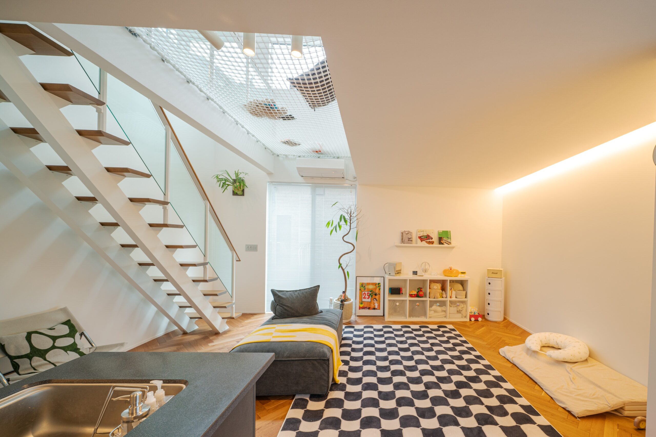 ダイニングには柔らかな光を放つ提灯型のペンダントライトを配置し、和モダンなエッセンスを加えています 。