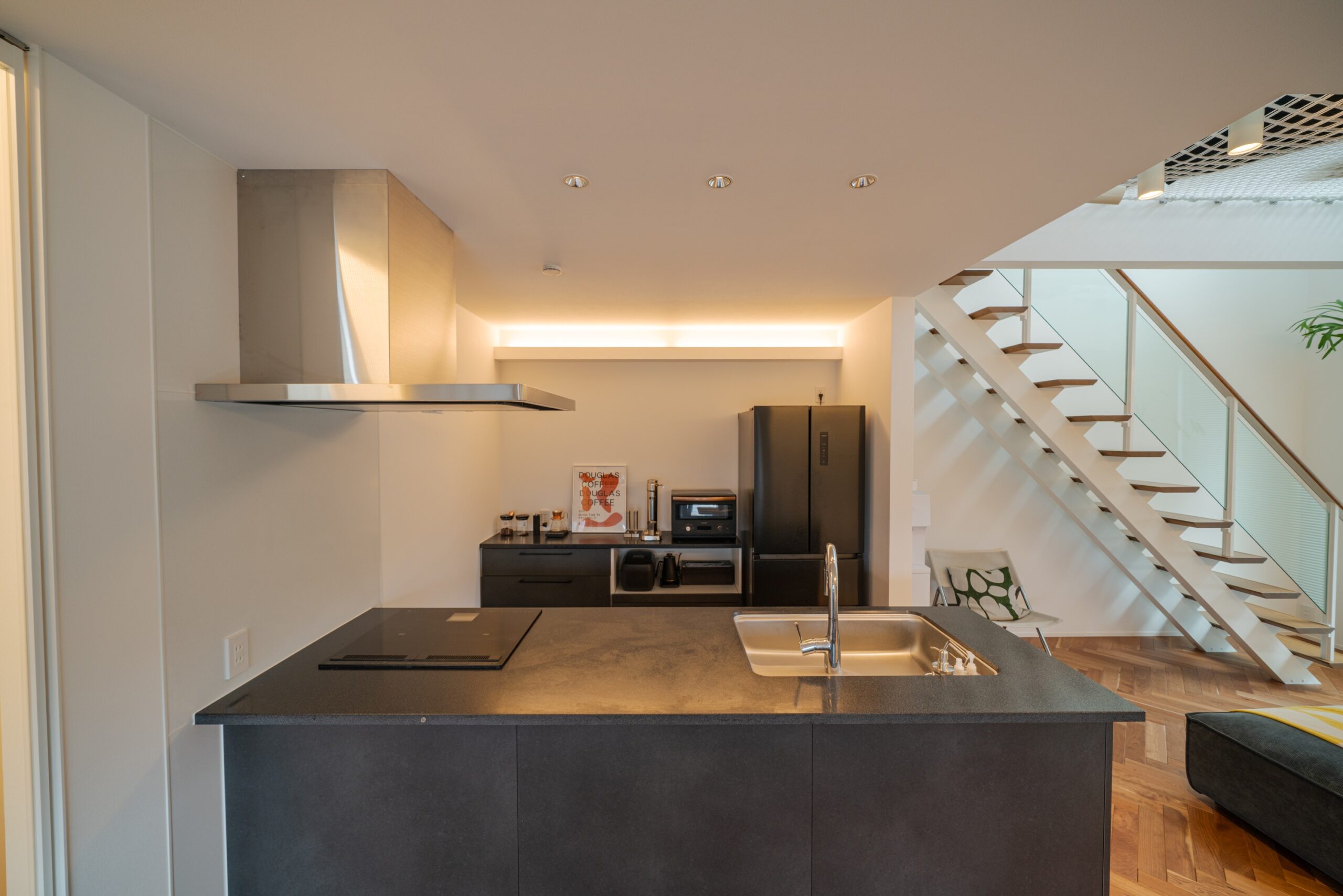 マットブラックのワークトップが空間を引き締める、スタイリッシュなペニンシュラキッチンです