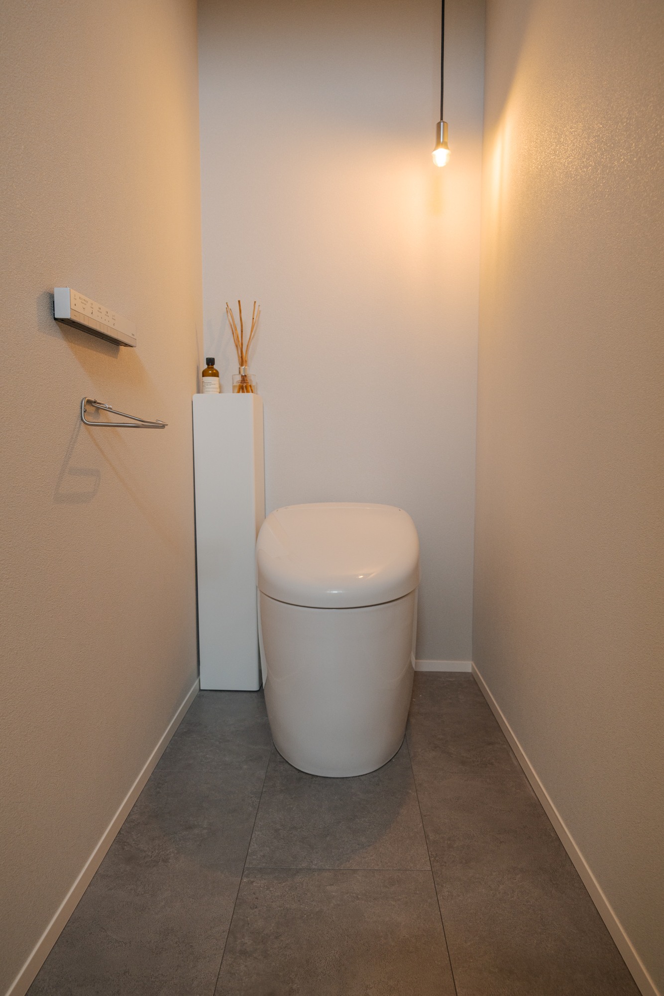 タンクレス風のすっきりとしたデザインに、一灯のペンダントライトが陰影を生み出す、落ち着いたプライベート空間です 。