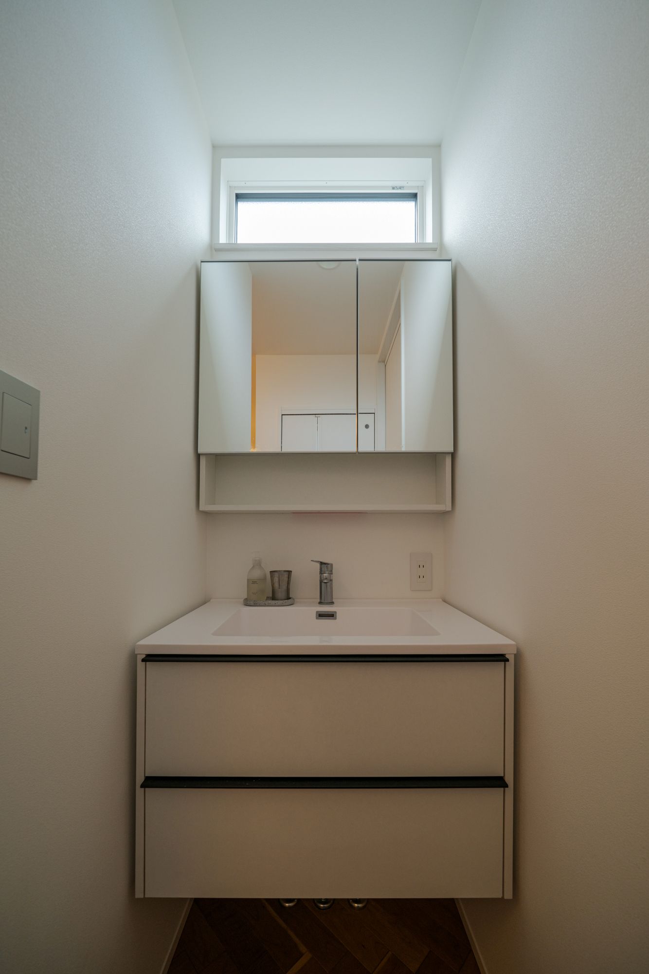 脱衣室から切り離して廊下に配置した洗面台は、帰宅時の手洗いや来客時にも気兼ねなく使用できる便利な動線です 。