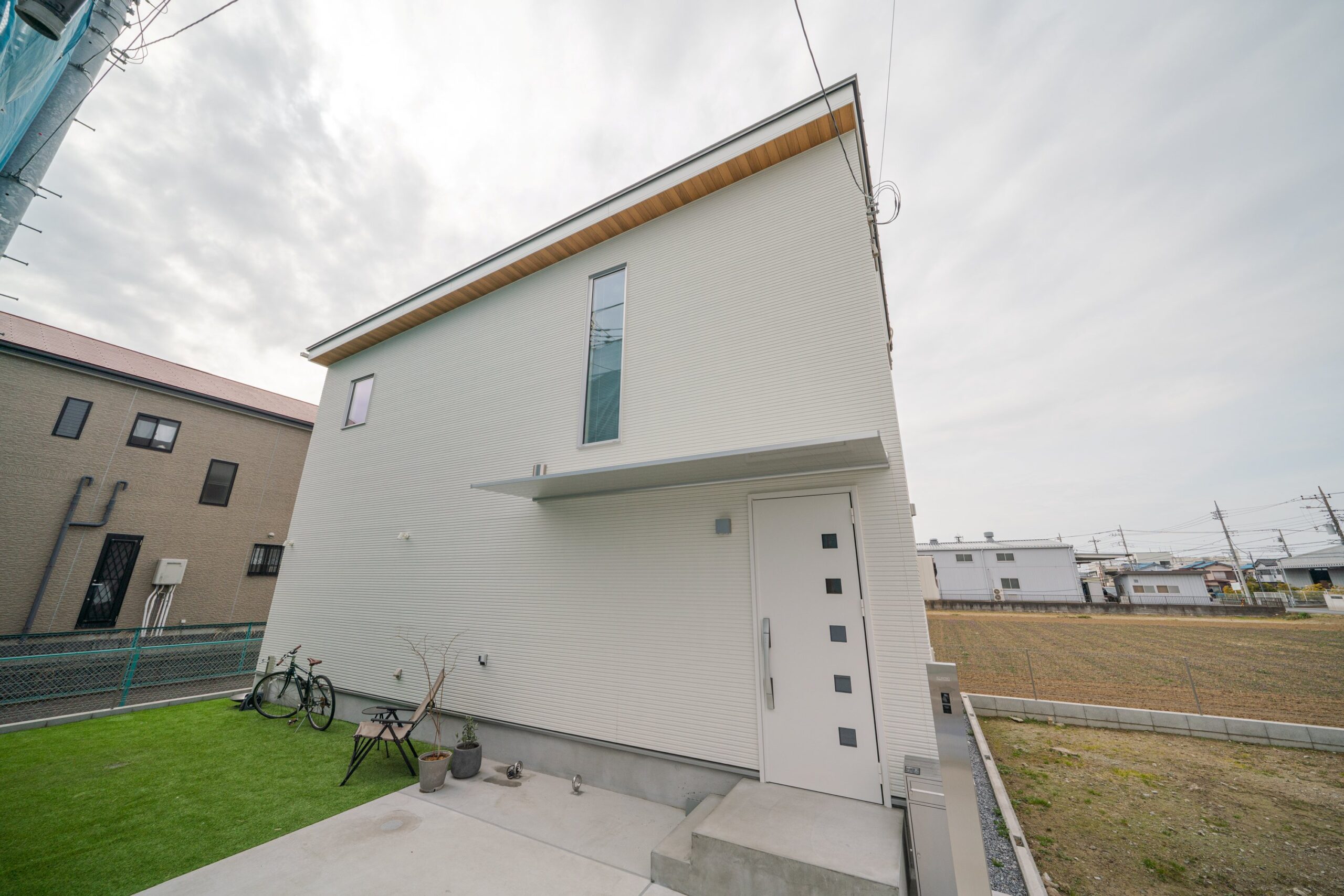 正面にはスリット状のFIX窓を配置し、外からの視線を遮りつつ、室内に効果的に光を取り込んでいます 。