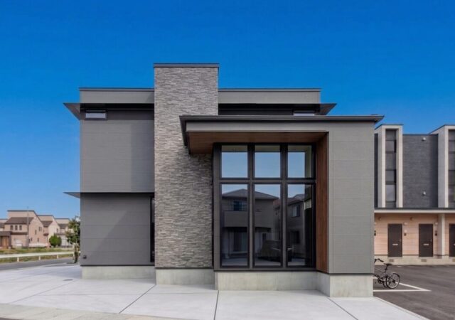 光と影が織りなす、水平線の美学 モダン建築の家