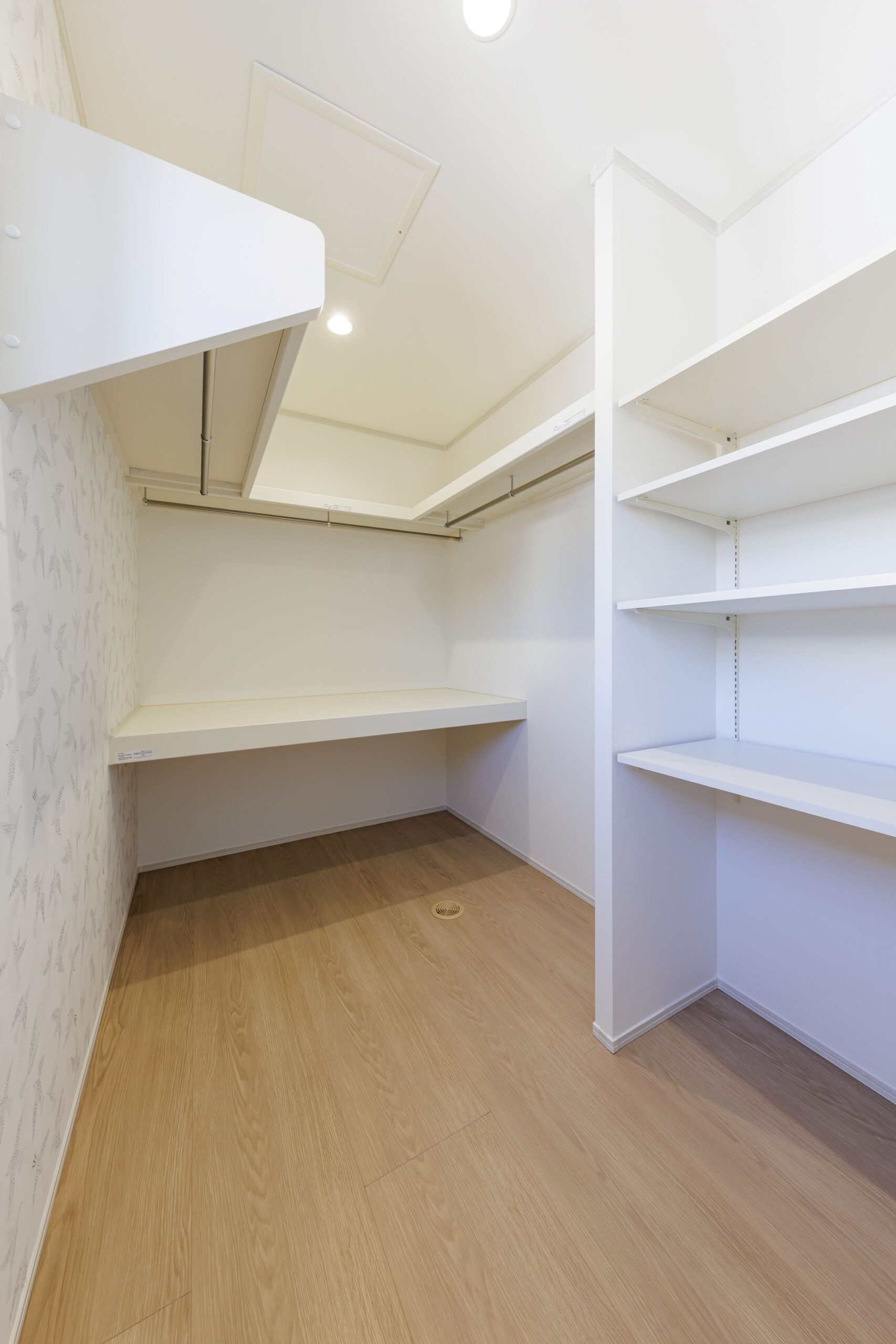 家族全員の衣類をまとめて管理できる大容量のファミリークローゼット。ハンガーパイプと可動棚を組み合わせ、効率的な収納を叶えました。家事動線をコンパクトにすることで、忙しい毎日にゆとりを生みます。