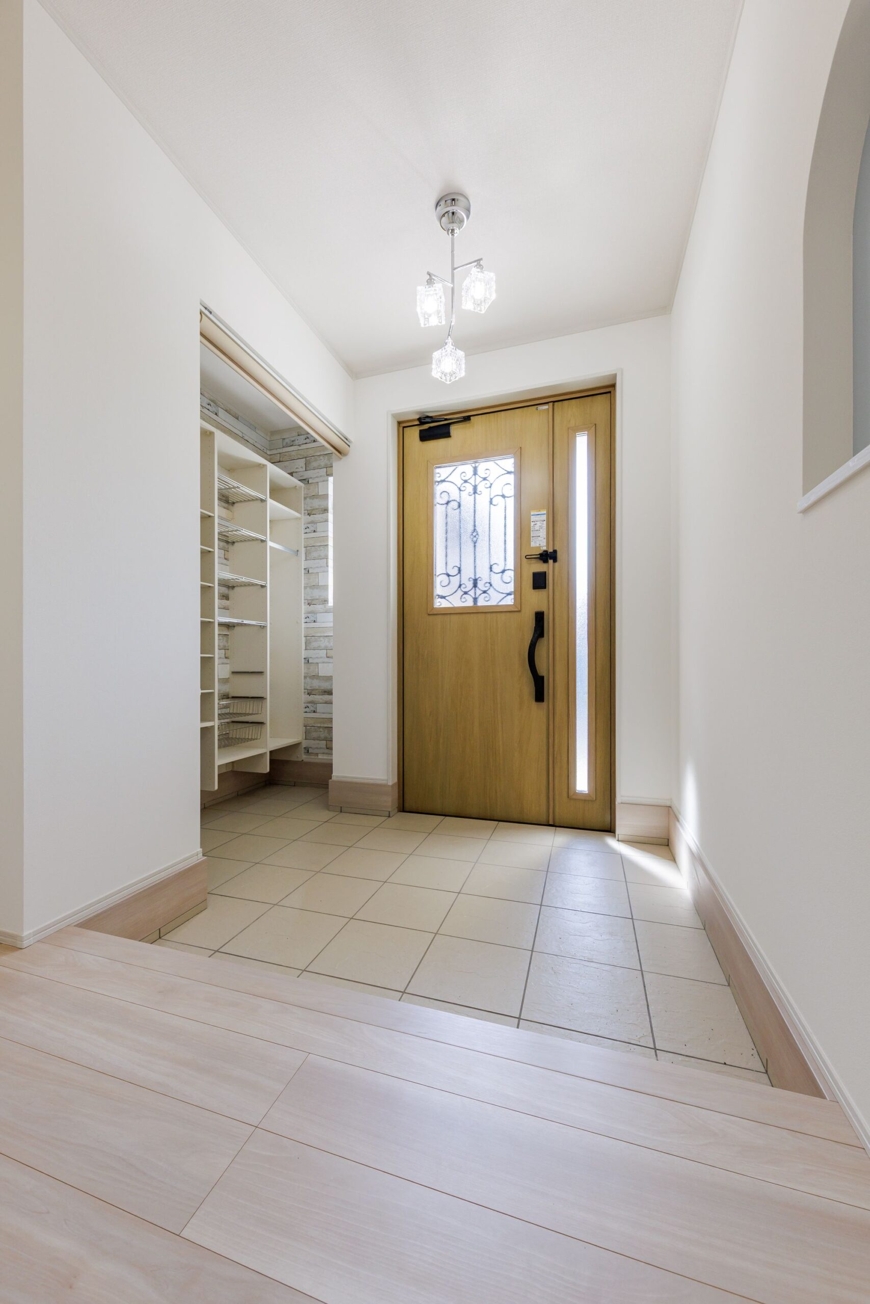 アイアン調の装飾がおしゃれな玄関ドアを開けると、明るく広々としたエントランスが広がります。横には大容量のシューズインクローゼットを完備。ベビーカーやアウトドア用品もそのまま収納でき、玄関を美しく保てます。