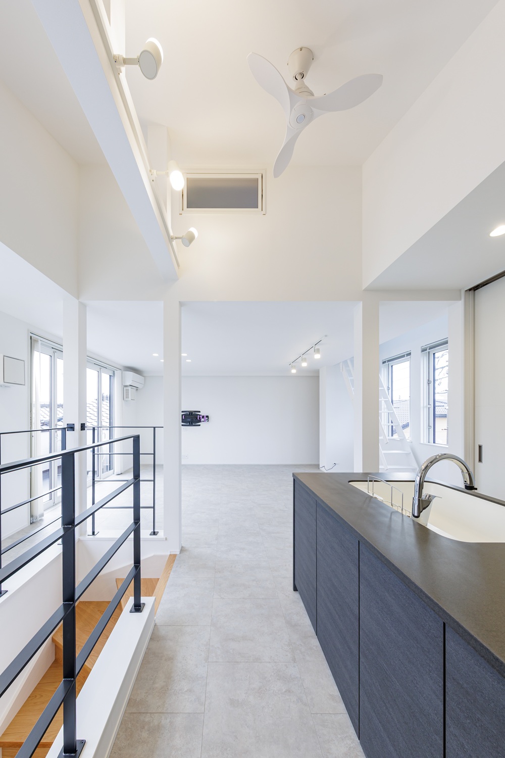 【キッチン・階段】暮らしの中心となる司令塔