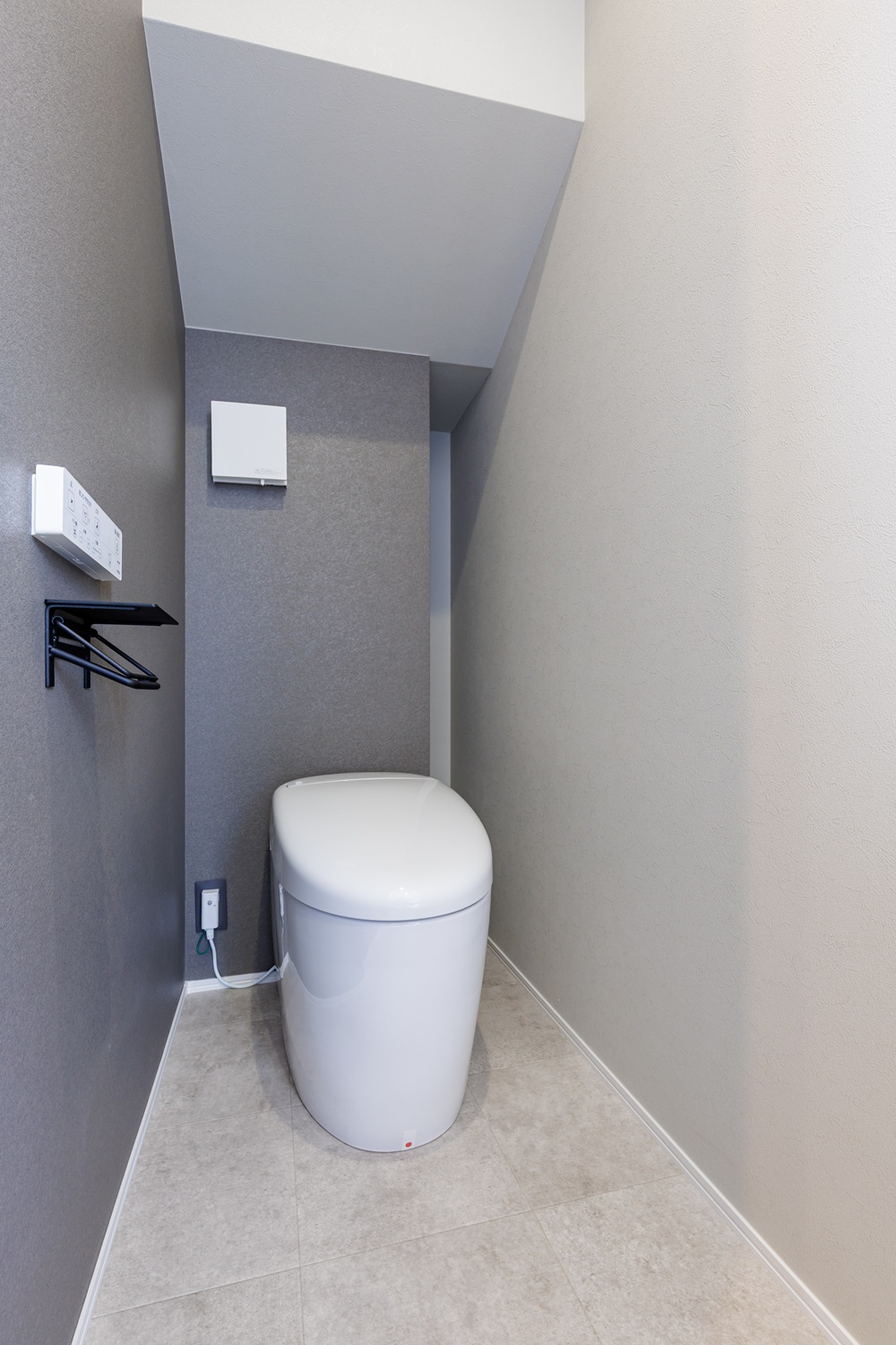 【トイレ】ミニマルで落ち着きのあるレストルーム