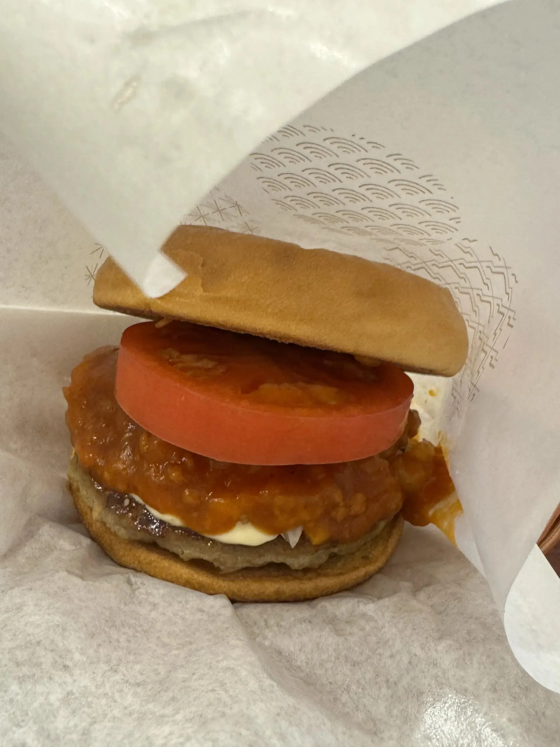 住まいから食まで笑顔を届ける—三郷・吉川・八潮・足立の松井産業がモスバーガーの現場で学ぶこと