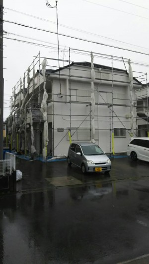 現場足場の台風養生を行いました。松井産業