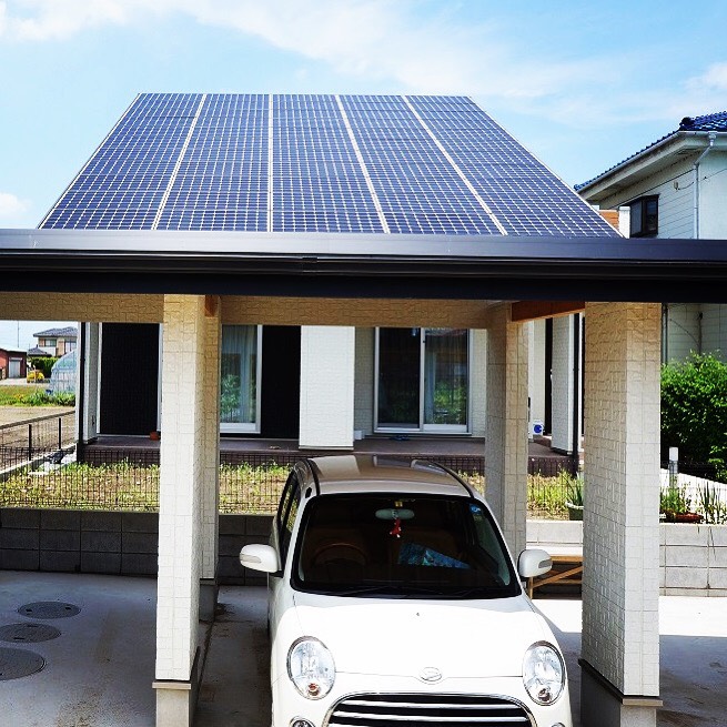 太陽光パネル20kW以上を設置した住宅は門型ガレージがついていて家の重厚感が増しています。