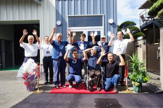 【埼玉県三郷市】K様の鉄骨新築社屋建設工事はお引渡しをさせていただきました。お客様との記念撮影です。松井産業株式会社