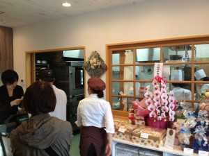 【吉川市美南】パティスリーアンソレイユ様,オープン初日は大賑わいでした。