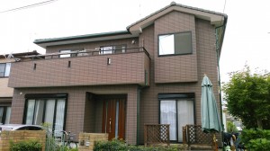 【吉川市】K様邸外装工事完成後に記念写真です。リフォーム館 武山
